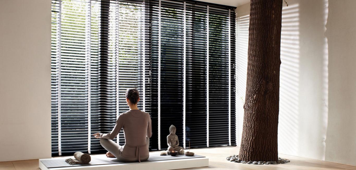 Ambiente contemporâneo com persiana de madeira Country Woods Hunter Douglas
