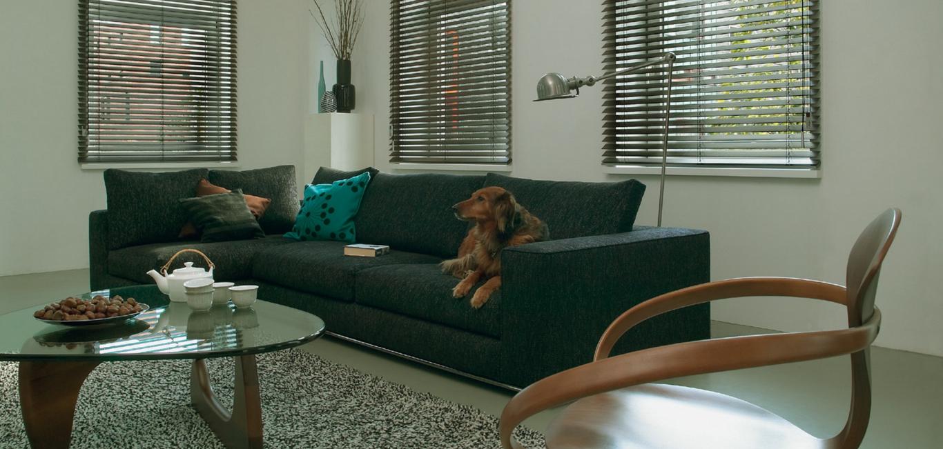 Sala com persiana de madeira Country Woods Hunter Douglas