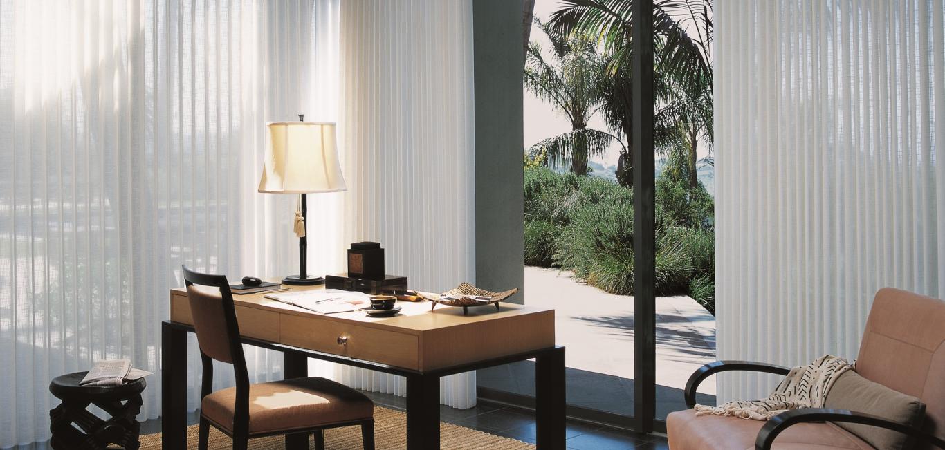 Sala de jantar com cortina Luminette Hunter Douglas